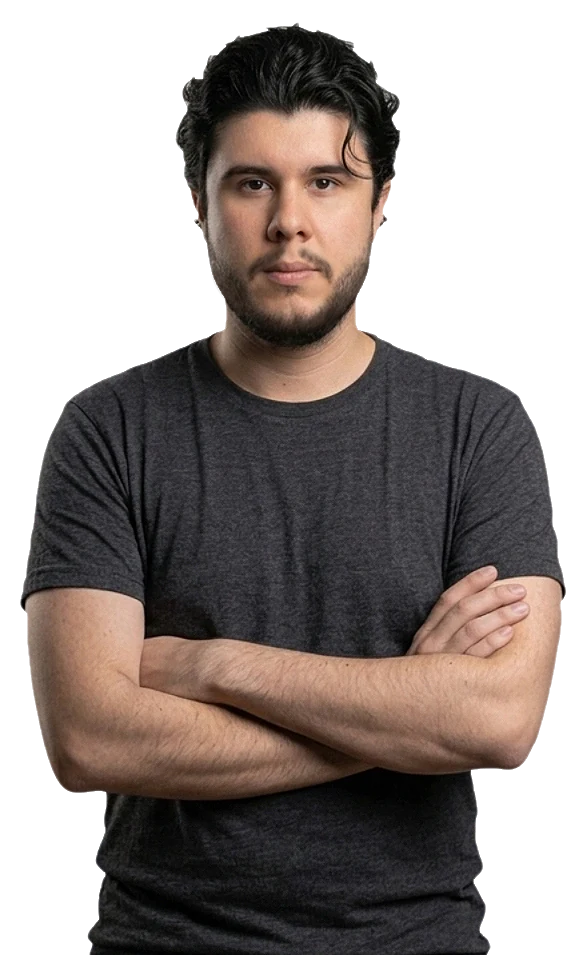 Nathan Hergesel, desenvolvedor e designer, de braços cruzados